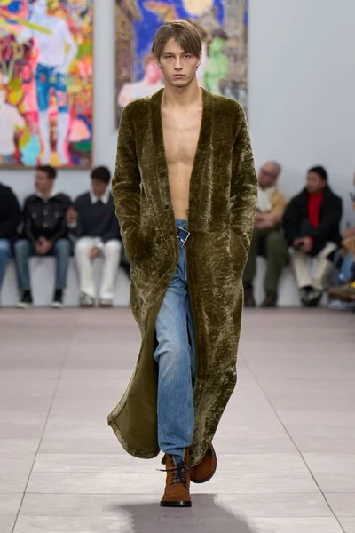 Look 32